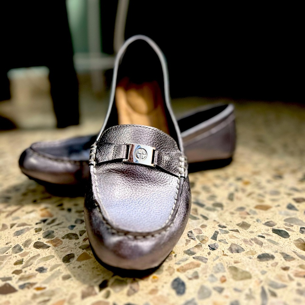 Like new flats Giani Bernini in pewter.